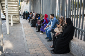 انتظار خانواده ها پشت درهای کنکور