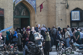 انتظار خانواده ها پشت درهای کنکور