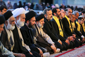 مراسم تعویض پرچم گنبد و پوشش ضریح حرم مطهر رضوی