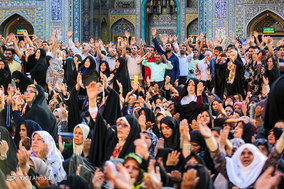 مراسم تعویض پرچم گنبد و پوشش ضریح حرم مطهر رضوی