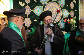 مراسم تعویض پرچم گنبد و پوشش ضریح حرم مطهر رضوی