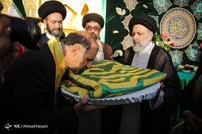 مراسم تعویض پرچم گنبد و پوشش ضریح حرم مطهر رضوی