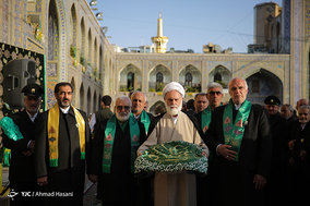 مراسم تعویض پرچم گنبد و پوشش ضریح حرم مطهر رضوی