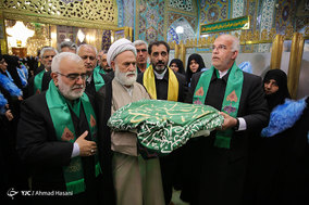 مراسم تعویض پرچم گنبد و پوشش ضریح حرم مطهر رضوی