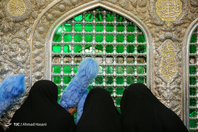 مراسم تعویض پرچم گنبد و پوشش ضریح حرم مطهر رضوی