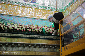 مراسم تعویض پرچم گنبد و پوشش ضریح حرم مطهر رضوی
