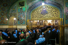 مراسم تعویض پرچم گنبد و پوشش ضریح حرم مطهر رضوی