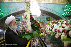 مراسم تعویض پرچم گنبد و پوشش ضریح حرم مطهر رضوی