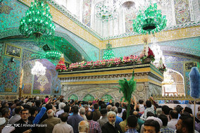 مراسم تعویض پرچم گنبد و پوشش ضریح حرم مطهر رضوی