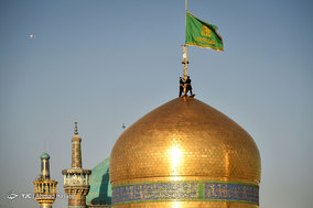 مراسم تعویض پرچم گنبد و پوشش ضریح حرم مطهر رضوی