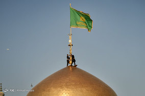 مراسم تعویض پرچم گنبد و پوشش ضریح حرم مطهر رضوی