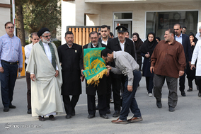 حضور خادمین بارگاه امام رضا(ع) در بیمارستان شهدای کرمانشاه