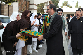 حضور خادمین بارگاه امام رضا(ع) در بیمارستان شهدای کرمانشاه