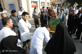 حضور خادمین بارگاه امام رضا(ع) در بیمارستان شهدای کرمانشاه