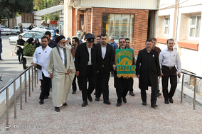 حضور خادمین بارگاه امام رضا(ع) در بیمارستان شهدای کرمانشاه