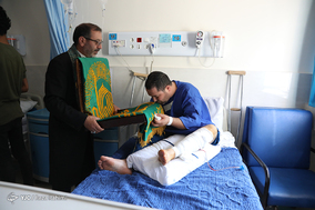 حضور خادمین بارگاه امام رضا(ع) در بیمارستان شهدای کرمانشاه
