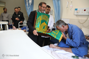 حضور خادمین بارگاه امام رضا(ع) در بیمارستان شهدای کرمانشاه