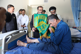 حضور خادمین بارگاه امام رضا(ع) در بیمارستان شهدای کرمانشاه