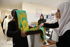 حضور خادمین بارگاه امام رضا(ع) در بیمارستان شهدای کرمانشاه