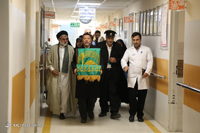 حضور خادمین بارگاه امام رضا(ع) در بیمارستان شهدای کرمانشاه