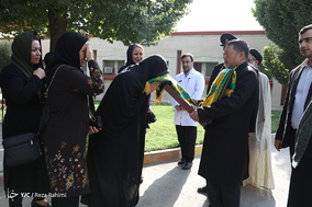 حضور خادمین بارگاه امام رضا(ع) در بیمارستان شهدای کرمانشاه