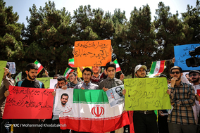 تجمع اعتراضی دانشجویان در پی بازرسی بازرسان آژانس بین‌المللی انرژی اتمی از دانشگاه‌ها