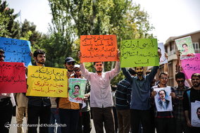 تجمع اعتراضی دانشجویان در پی بازرسی بازرسان آژانس بین‌المللی انرژی اتمی از دانشگاه‌ها