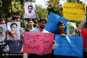 تجمع اعتراضی دانشجویان در پی بازرسی بازرسان آژانس بین‌المللی انرژی اتمی از دانشگاه‌ها