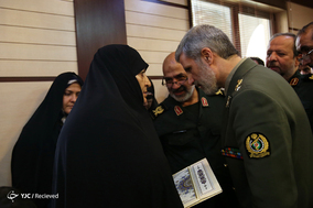 دیدار خانواده معظم شهدای مدافع حرم و دفاع مقدس با وزیر دفاع