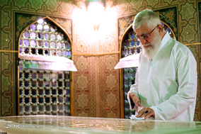 غبارروبی مضجع مطهر حضرت امام رضا (علیه‌السلام) با حضور رهبر معظم انقلاب