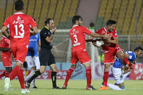 دیدار تیم های فوتبال استقلال خوزستان و پرسپولیس