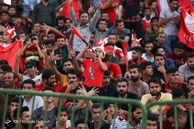 دیدار تیم های فوتبال استقلال خوزستان و پرسپولیس