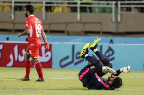 دیدار تیم های فوتبال استقلال خوزستان و پرسپولیس