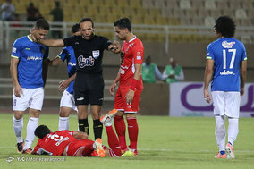 دیدار تیم های فوتبال استقلال خوزستان و پرسپولیس