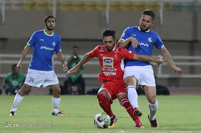 دیدار تیم های فوتبال استقلال خوزستان و پرسپولیس