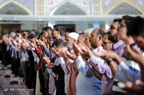 اقامه نماز عید قربان در حرم مطهر امام رضا (ع)‎