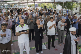 نماز عید قربان در آستان مقدس امام زادگان پنج تن لویزان
