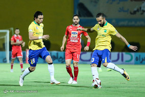 دیدار تیم های فوتبال صنعت نفت آبادان و پرسپولیس