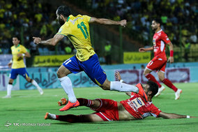 دیدار تیم های فوتبال صنعت نفت آبادان و پرسپولیس