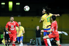 دیدار تیم های فوتبال صنعت نفت آبادان و پرسپولیس