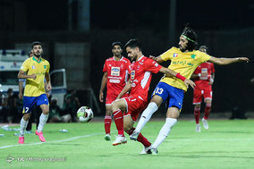 دیدار تیم های فوتبال صنعت نفت آبادان و پرسپولیس