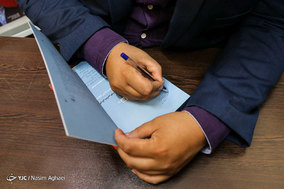 رونمایی از کتاب «نقاب ها»