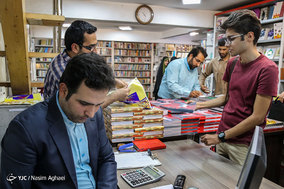 رونمایی از کتاب «نقاب ها»