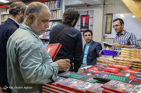 رونمایی از کتاب «نقاب ها»