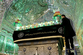 تعویض پرچم گنبد حرم شاهچراغ (ع) در آستانه ماه محرم _ شیراز