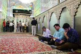 تعویض پرچم گنبد حرم شاهچراغ (ع) در آستانه ماه محرم _ شیراز