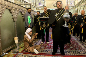 تعویض پرچم گنبد حرم شاهچراغ (ع) در آستانه ماه محرم _ شیراز