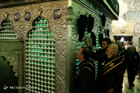 تعویض پرچم گنبد حرم شاهچراغ (ع) در آستانه ماه محرم _ شیراز