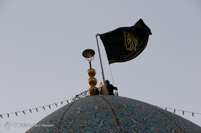 تعویض پرچم گنبد حرم شاهچراغ (ع) در آستانه ماه محرم _ شیراز