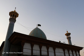 تعویض پرچم گنبد حرم شاهچراغ (ع) در آستانه ماه محرم _ شیراز
